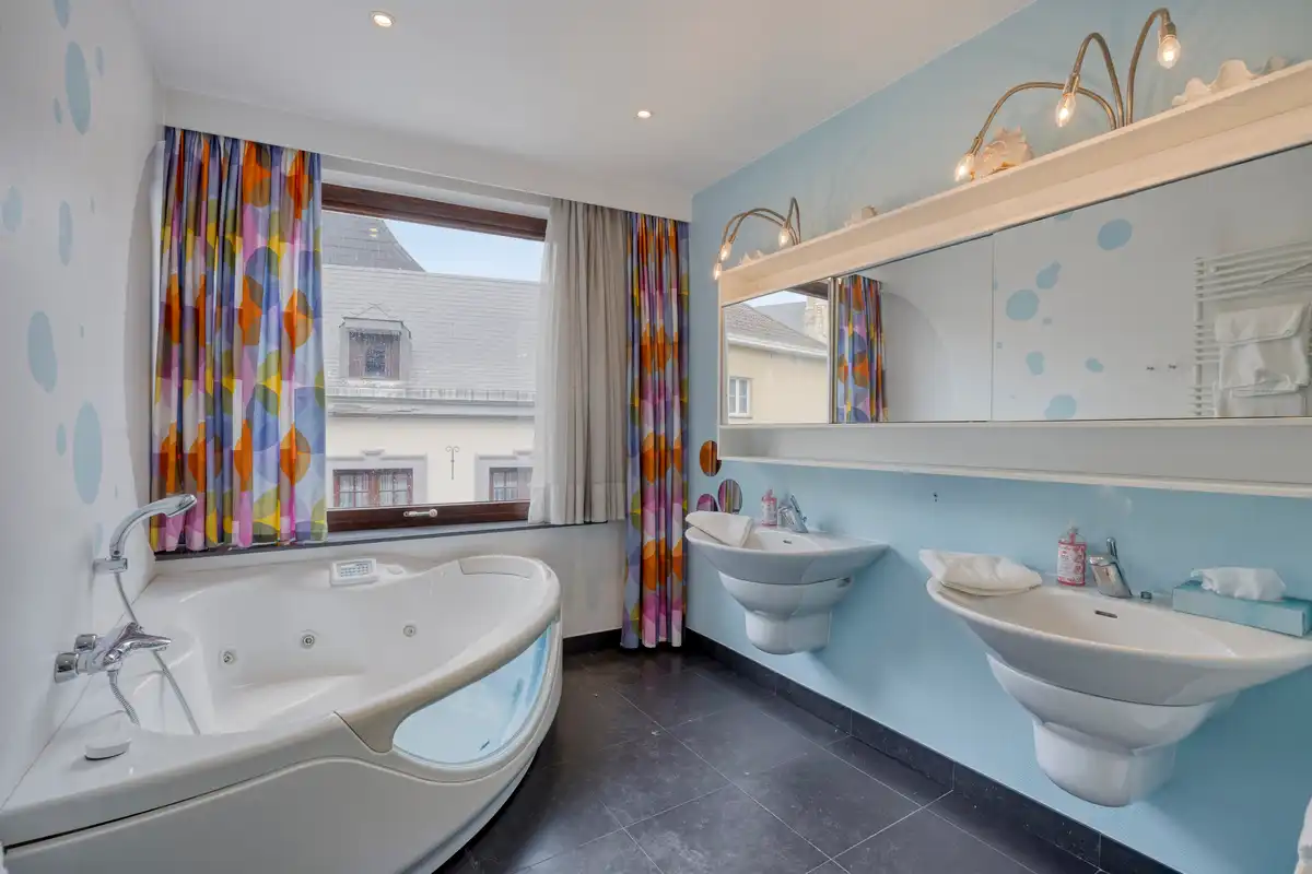 Karaktervolle stadswoning met handelsruimte, tuin en ruime garage in hartje Tongeren foto 12