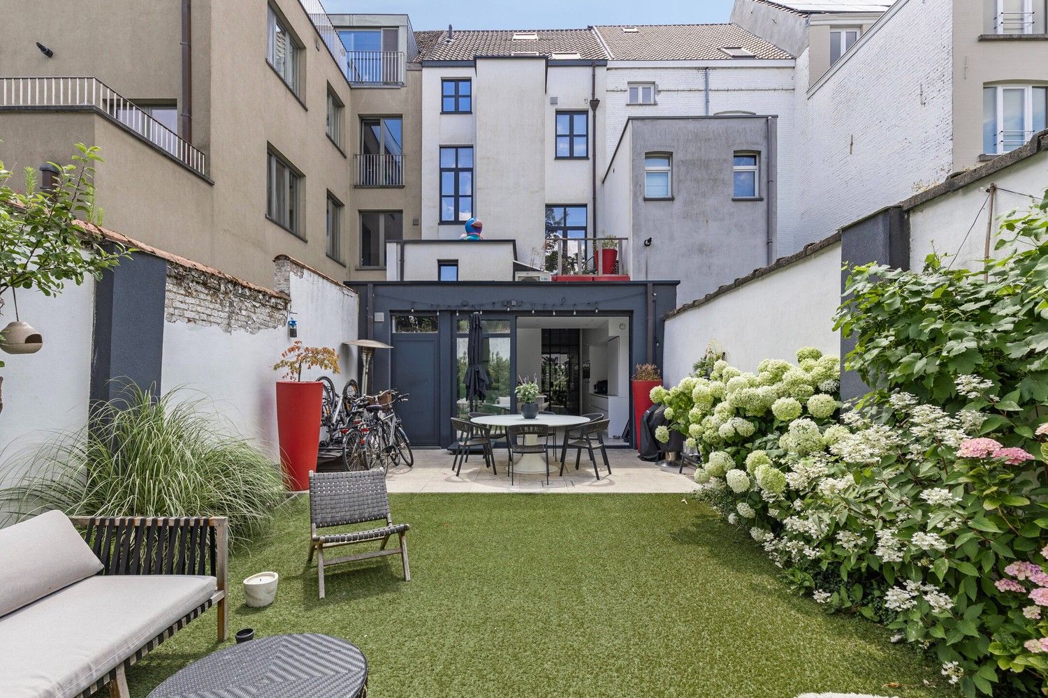 Exclusief gerenoveerd herenhuis met tuin aan de Coupure te Gent. foto 2