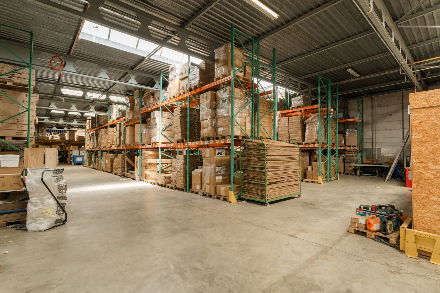 RUIM MULTIFUNTIONEEL BEDRIJFSPAND MET KANTORENCOMPLEX foto 35