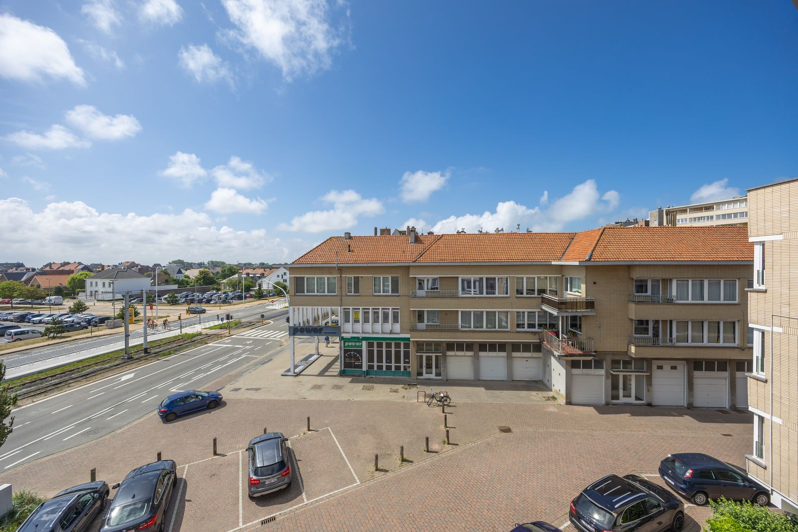 Verzorgd en lichtrijk appartement met open zicht, 2 slpk en rustig gelegen nabij het strand foto 3