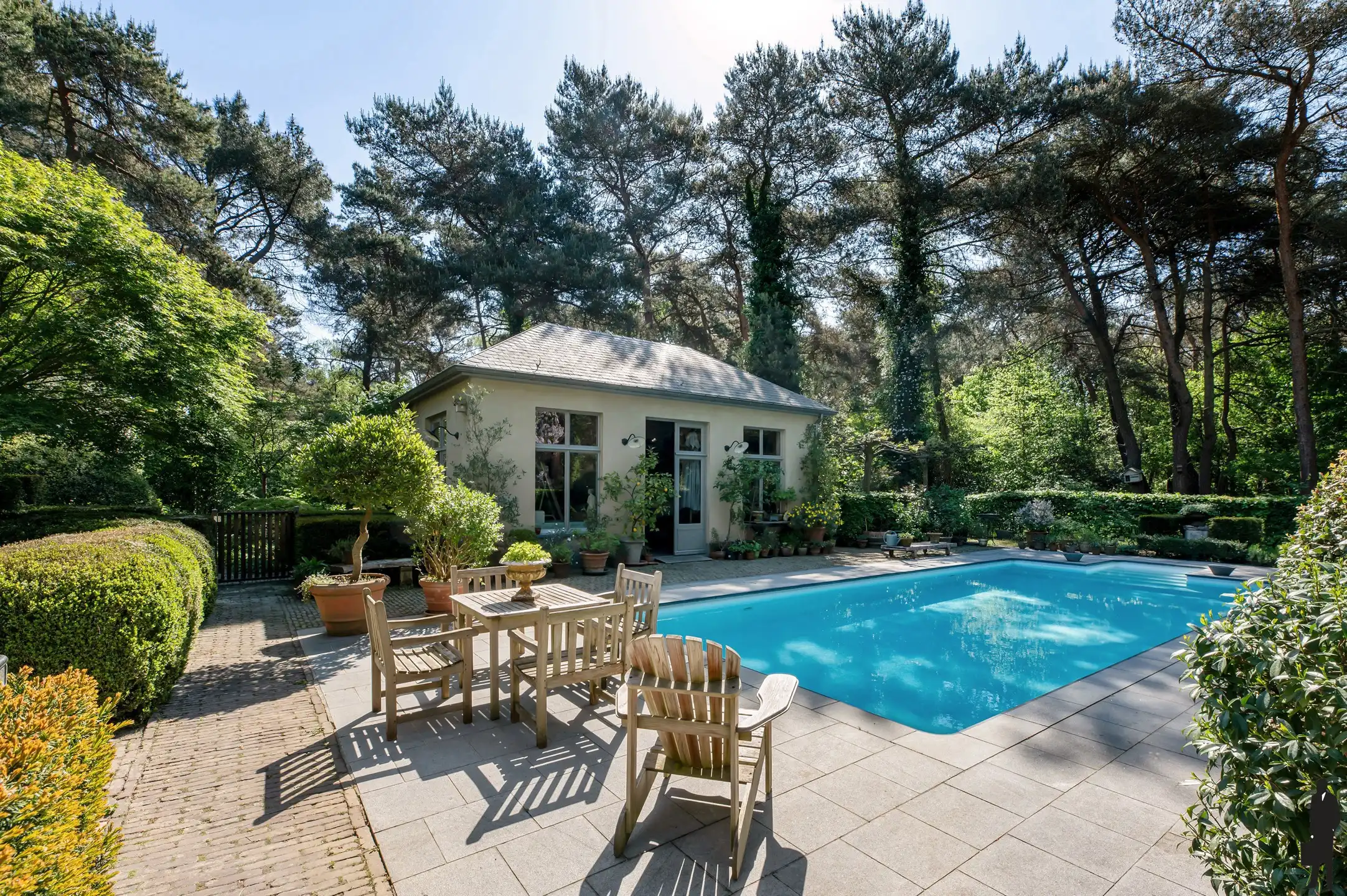 Exclusieve en uniek gelegen Engelse cottagevilla met orangerie, zwembad en aanpalende bouwgrond op ca. 1,1 ha in bosrijke omgeving. foto 17