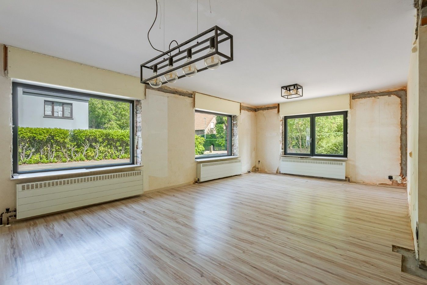 Verrassend ruime, te renoveren HOB met 5 slpk., garage/loods en tuin foto 4