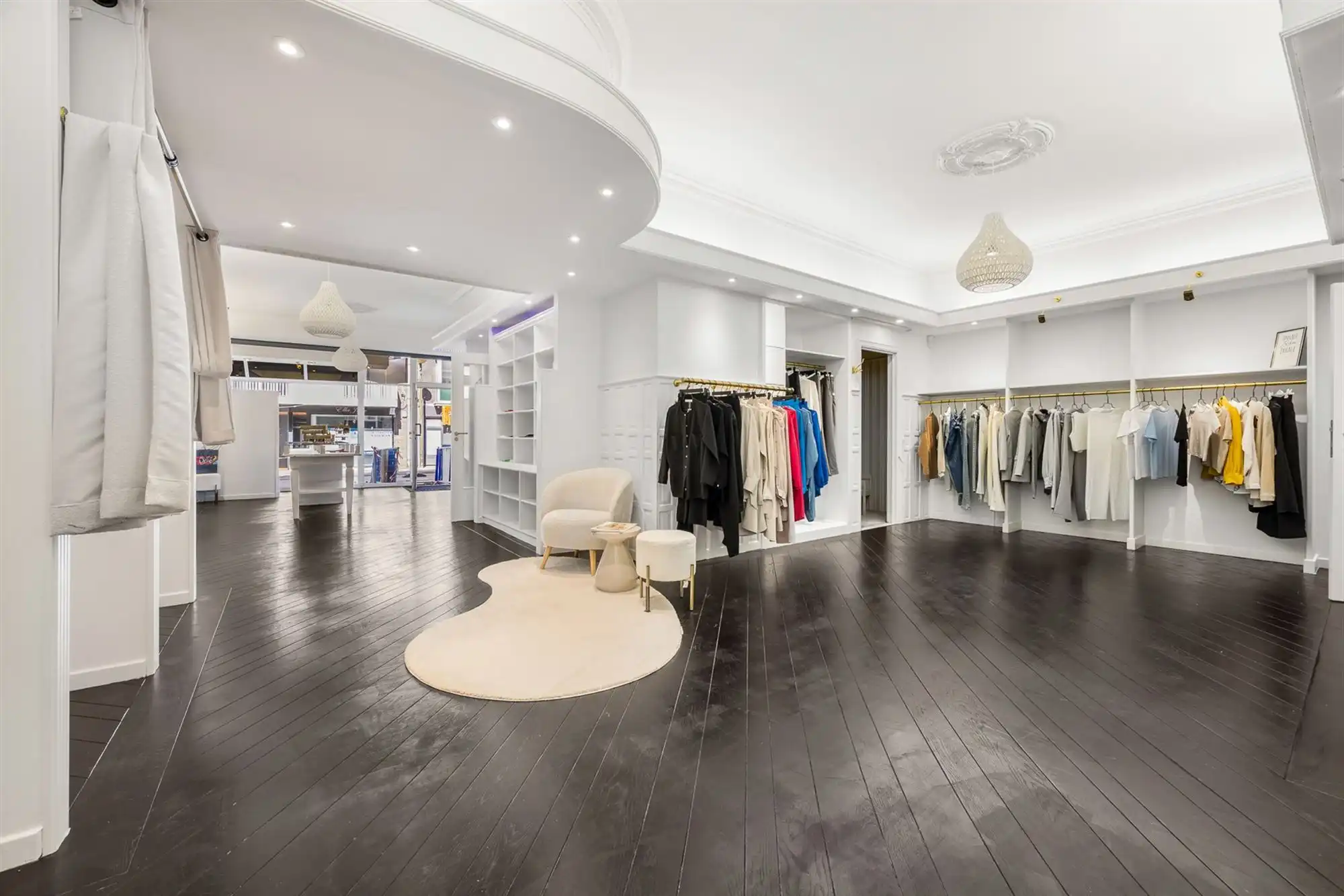 VOLLEDIG UITGERUST EN GOED ONDERHOUDEN HANDELSPAND OP TOP LOCATIE TE BERINGEN CENTRUM foto {{pictureIndex}}