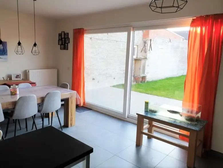 Moderne gezinswoning TE HUUR met carport en 3 slaapkamers,  tuin met terras op boogscheut van centrum Avelgem. foto 4