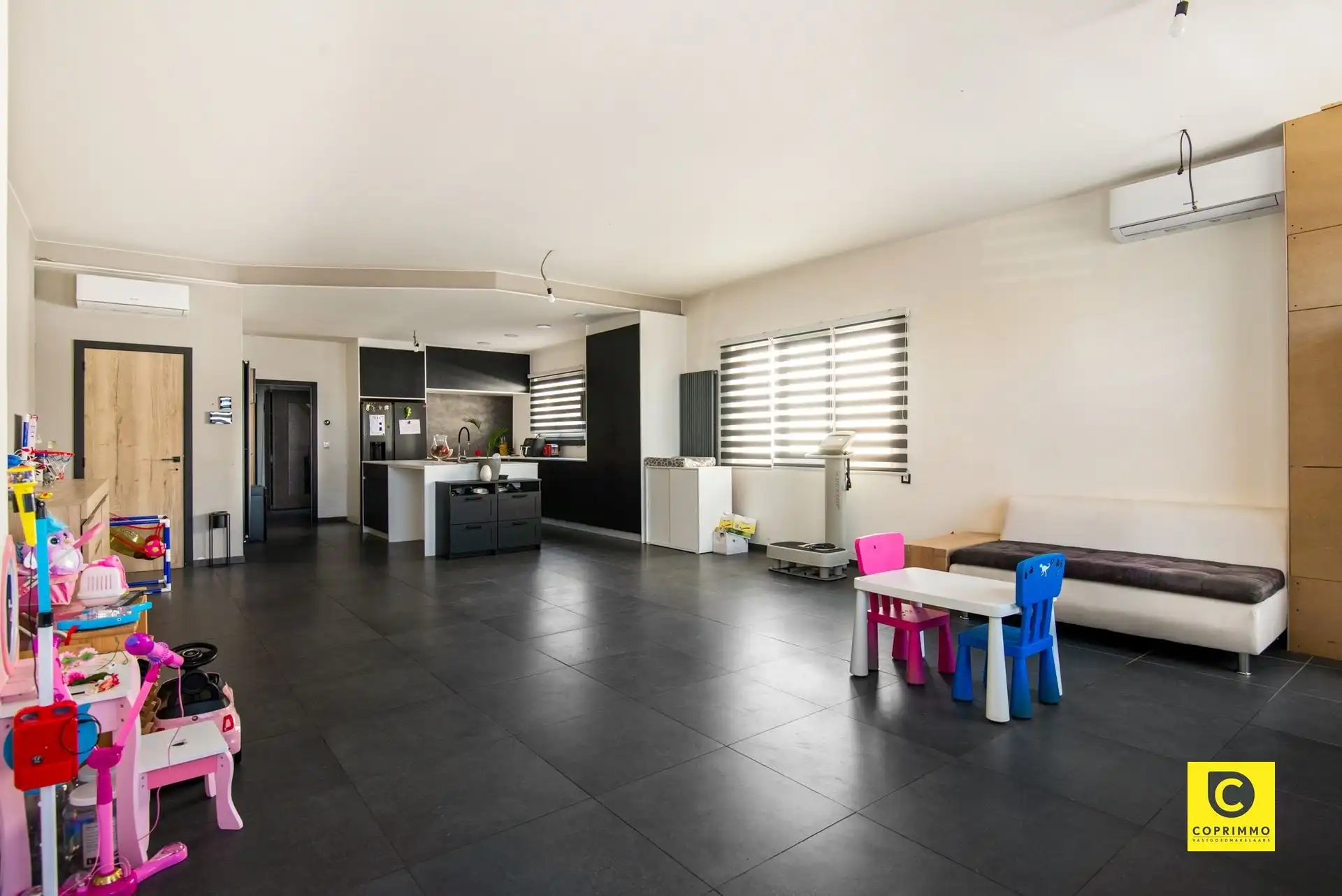 Woning: 4 slk + magazijn foto 2