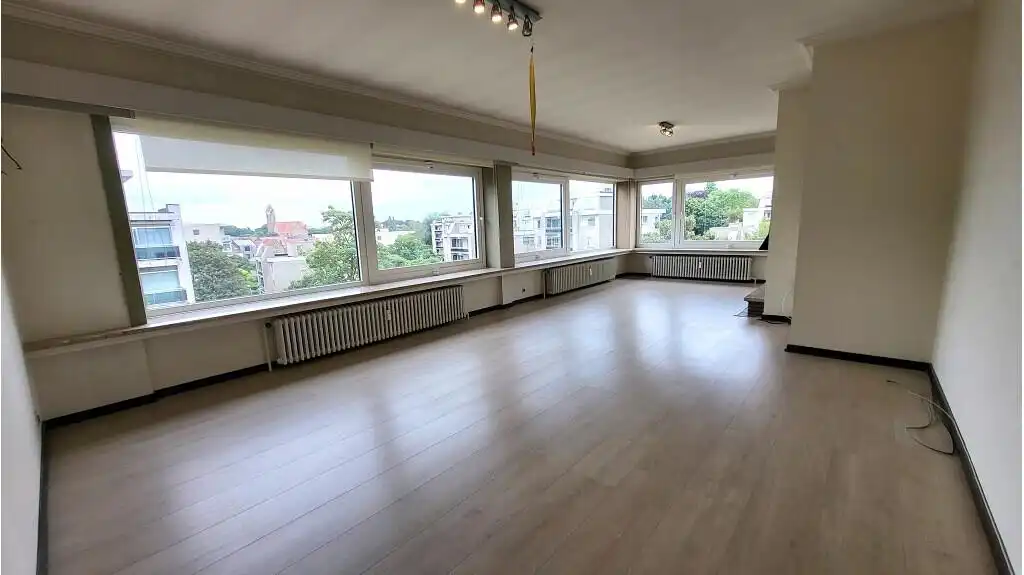 Ruim 2-slaapkamerappartement + Autostandplaats te huur in Assebroek Brugge foto 3
