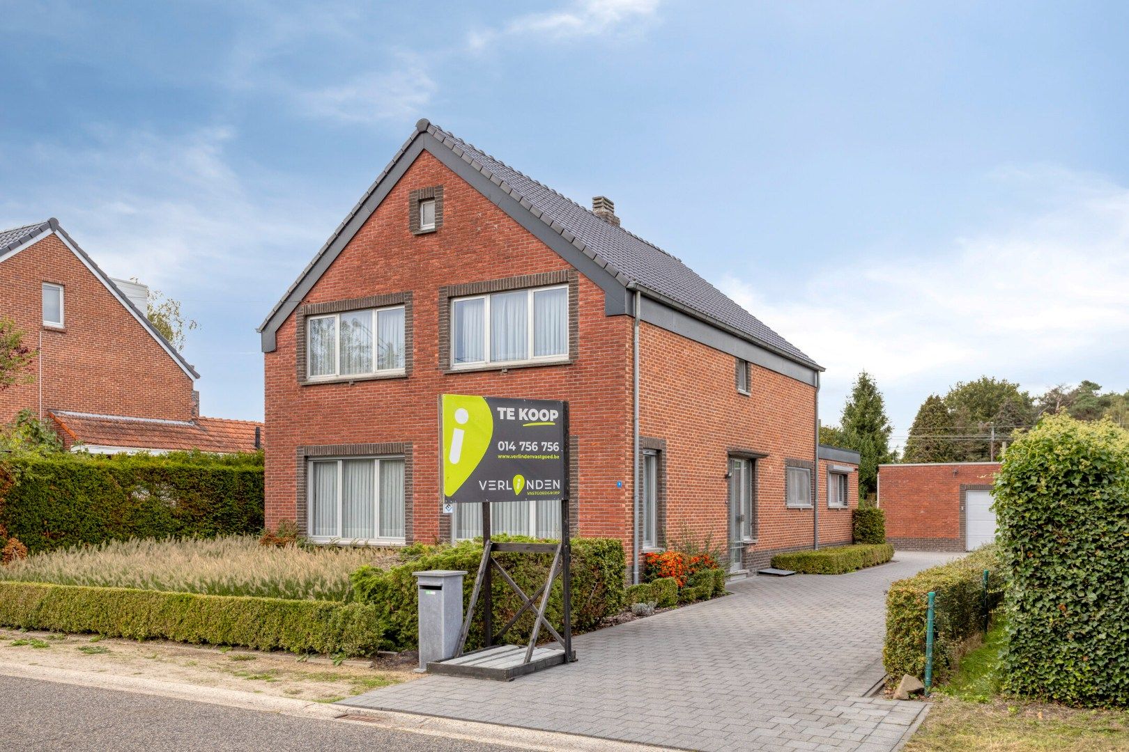Instapklare gezinswoning met 4 slpks, dubbele garage en grote tuin in Mol-Millegem ! foto {{pictureIndex}}