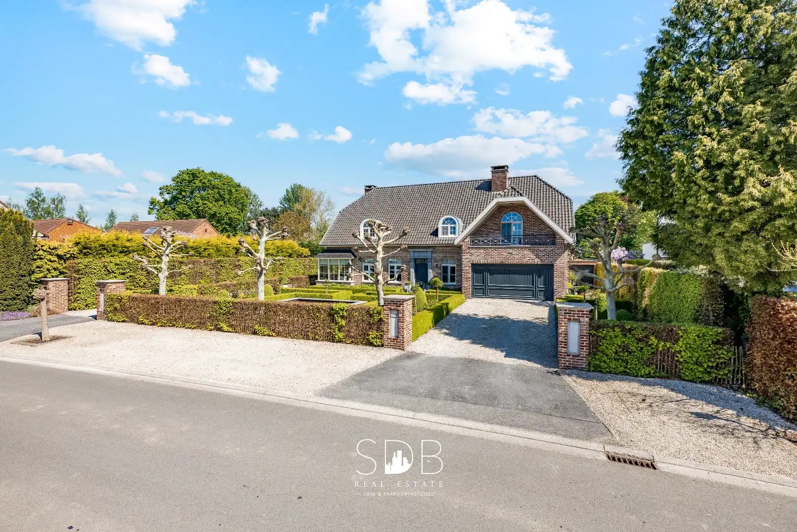 Prachtige stijlvolle woning met bijgebouwen, buitenpiste en graslanden  foto {{pictureIndex}}
