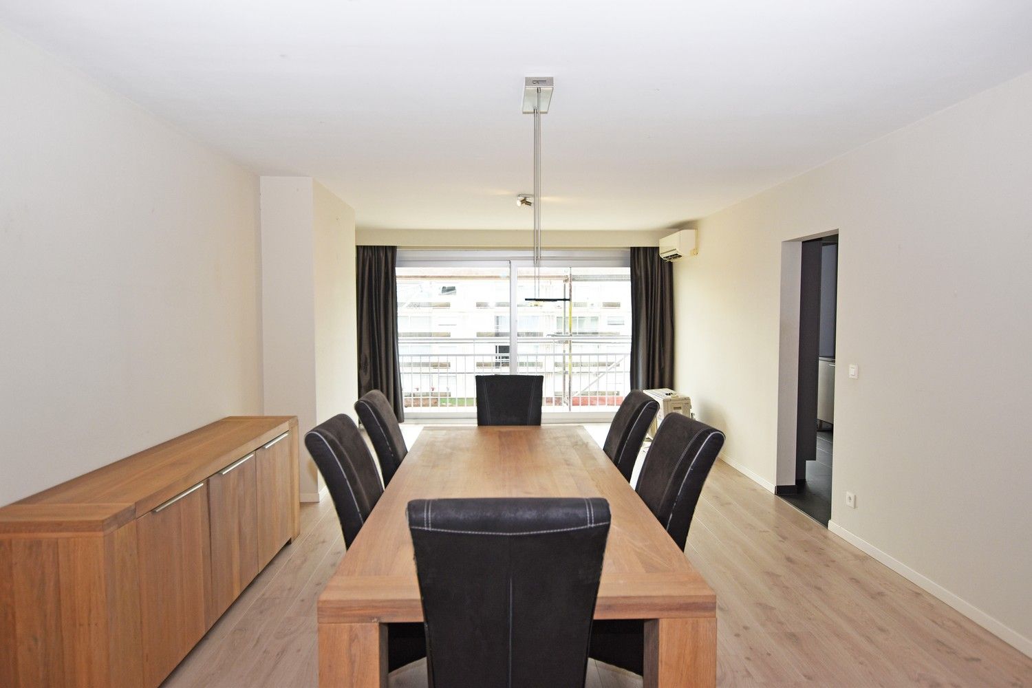 Gezellig gerenoveerd appartement met 2 slaapkamers te Deurne. foto {{pictureIndex}}