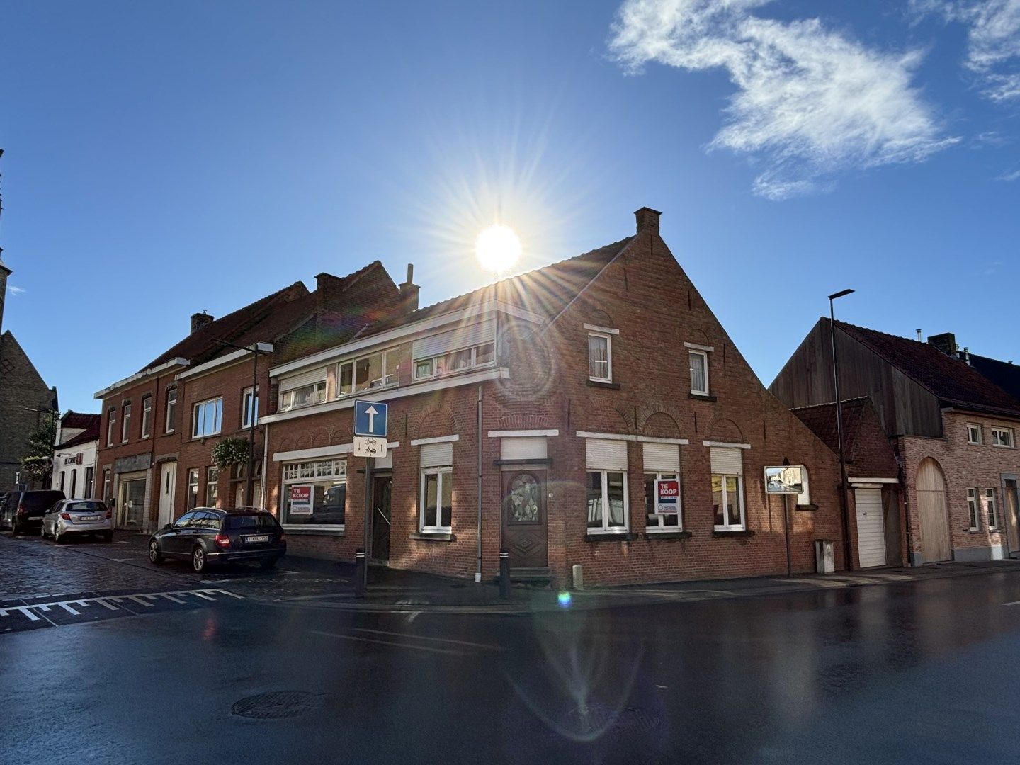 Te renoveren woning met 5SLPKS en grote garage met automatische poort foto 1