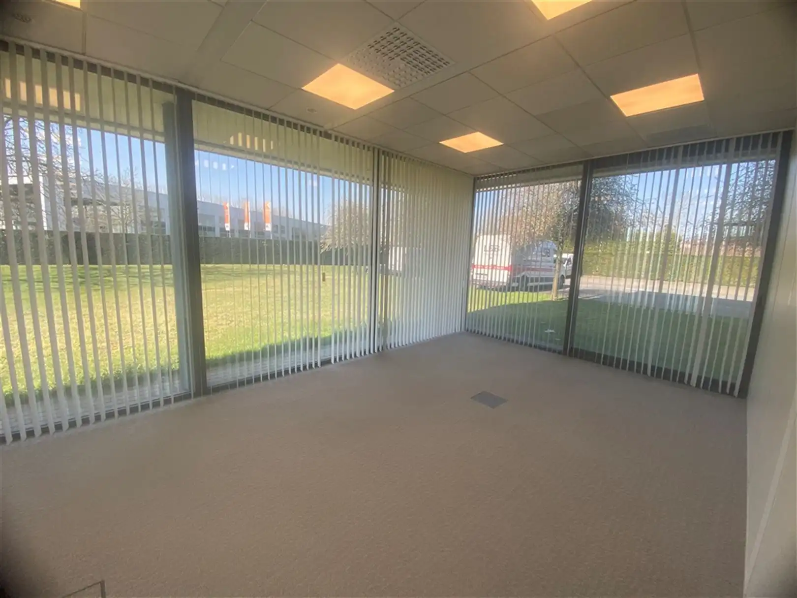 Recent gerenoveerd kantoorgebouw langs E17 vanaf 156m² tot 181m² foto 4