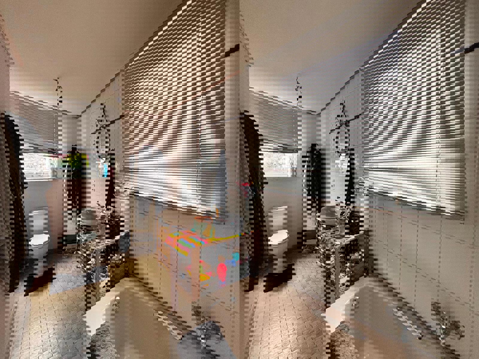 Rijwoning met uitweg achteraan met carport in de directe nabijheid van scholen, centrum  en openbaar vervoer. foto 11