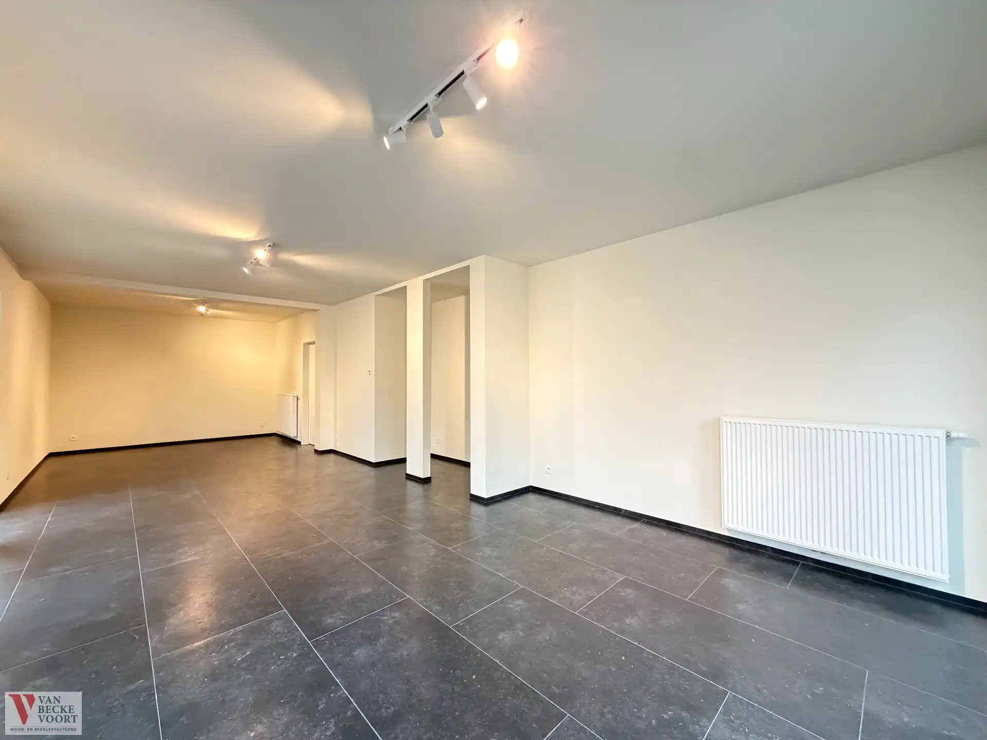 Handelsgelijkvloers 53 m² + kelder 58 m² foto 4