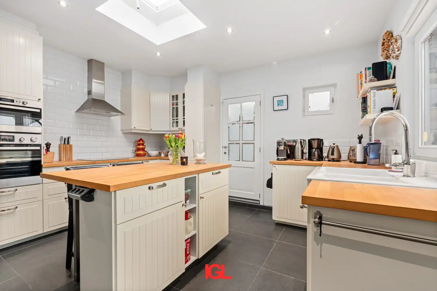 Charmante en instapklare 3‑gevelwoning met grote tuin in Beersel foto 9