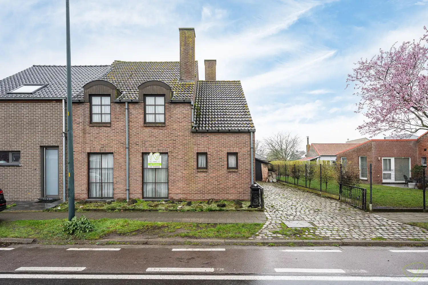 Op te frissen woning langsheen de Kriekmoerstraat te Eeklo! foto {{pictureIndex}}