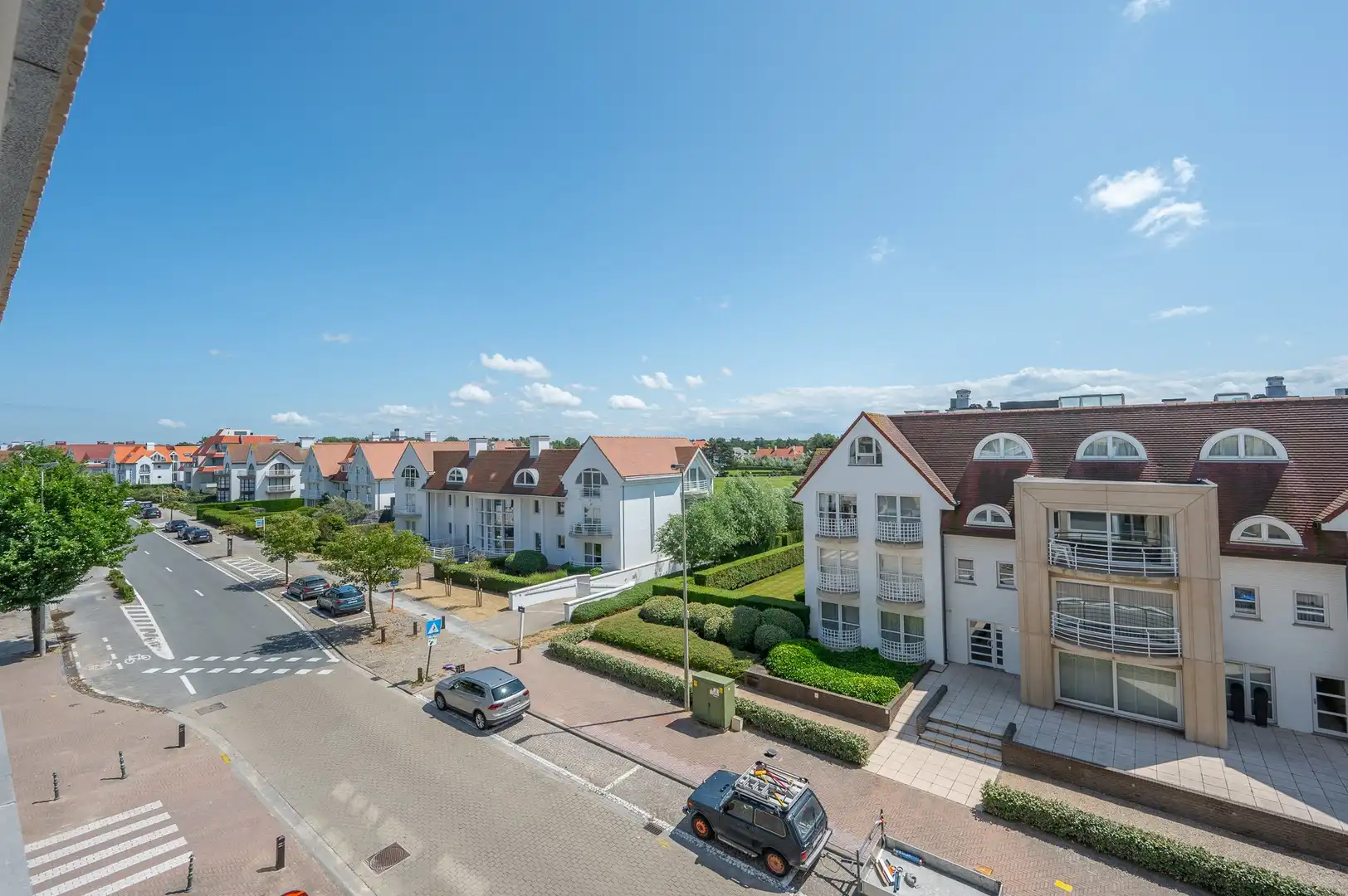 Prachtig gerenoveerd appartement met mooie zichten op een toplocatie vlakbij de winkels en het strand. foto 2