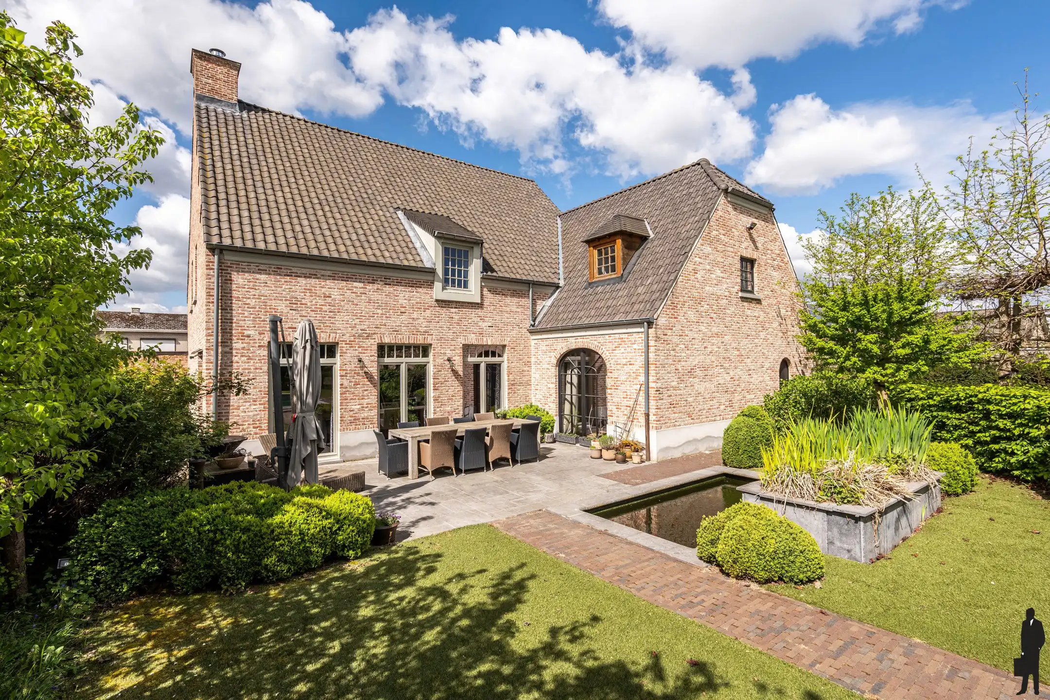 Unieke villa met studio en zwembad op maar liefst 4.270 m² foto 2