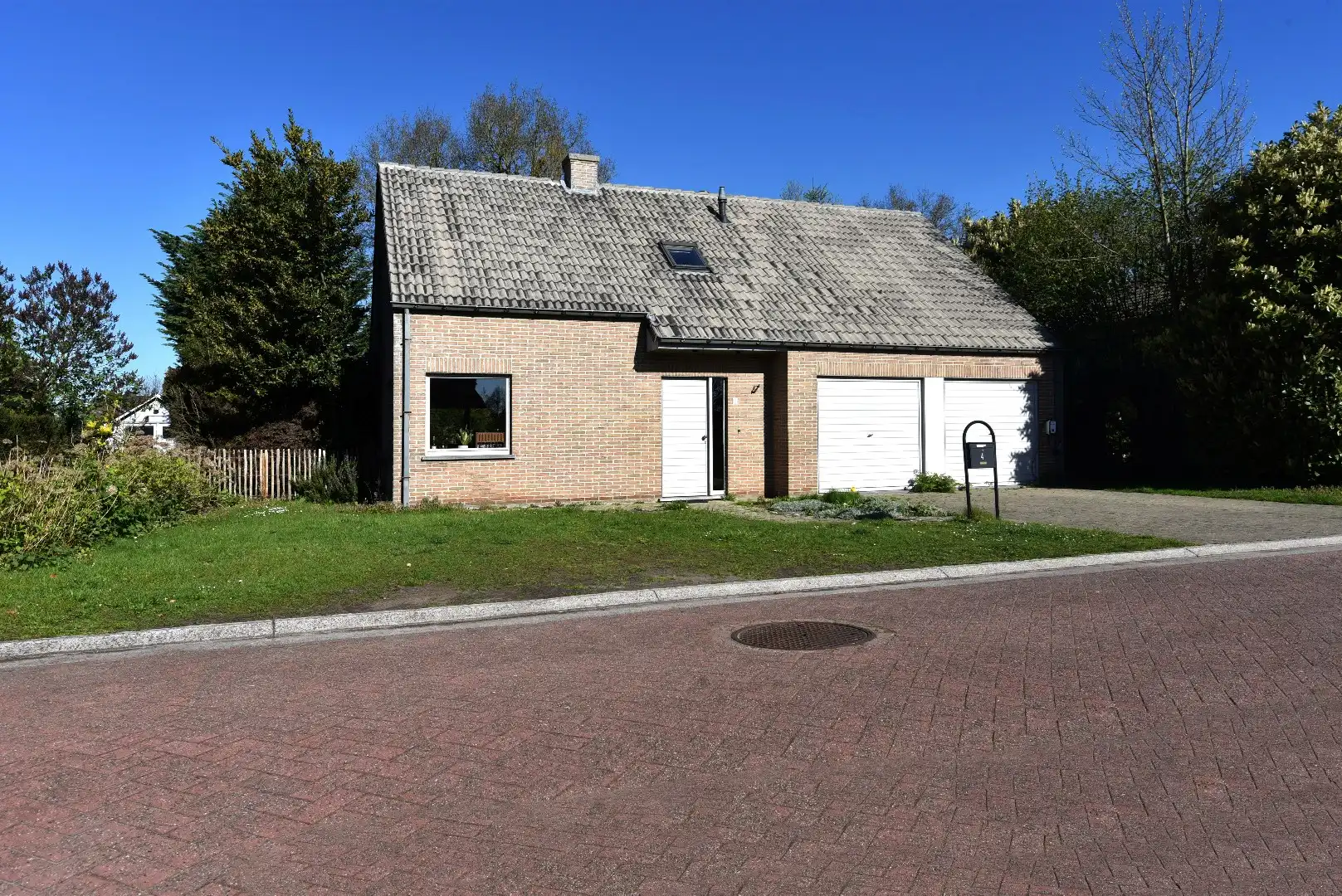 Open bebouwing met 3 slpks, dubbele garage en tuin te Eeklo foto {{pictureIndex}}