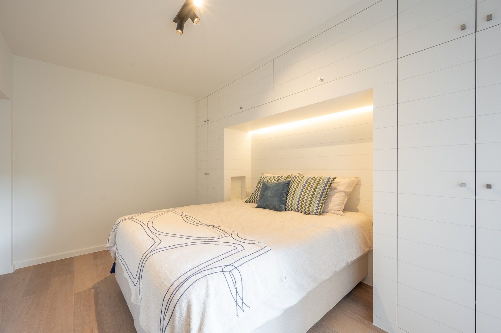 Schitterend gerenoveerd appartement heel goed gelegen op de Kustlaan te Knokke. foto 8