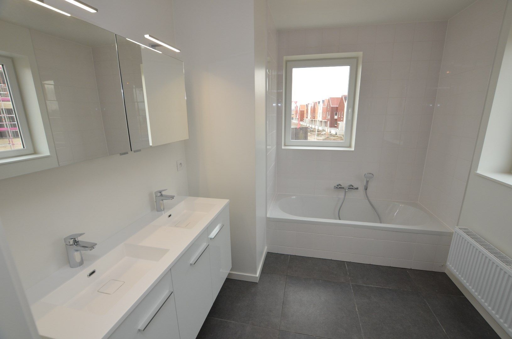 Woning met 2 auto-staanplaatsen foto 9
