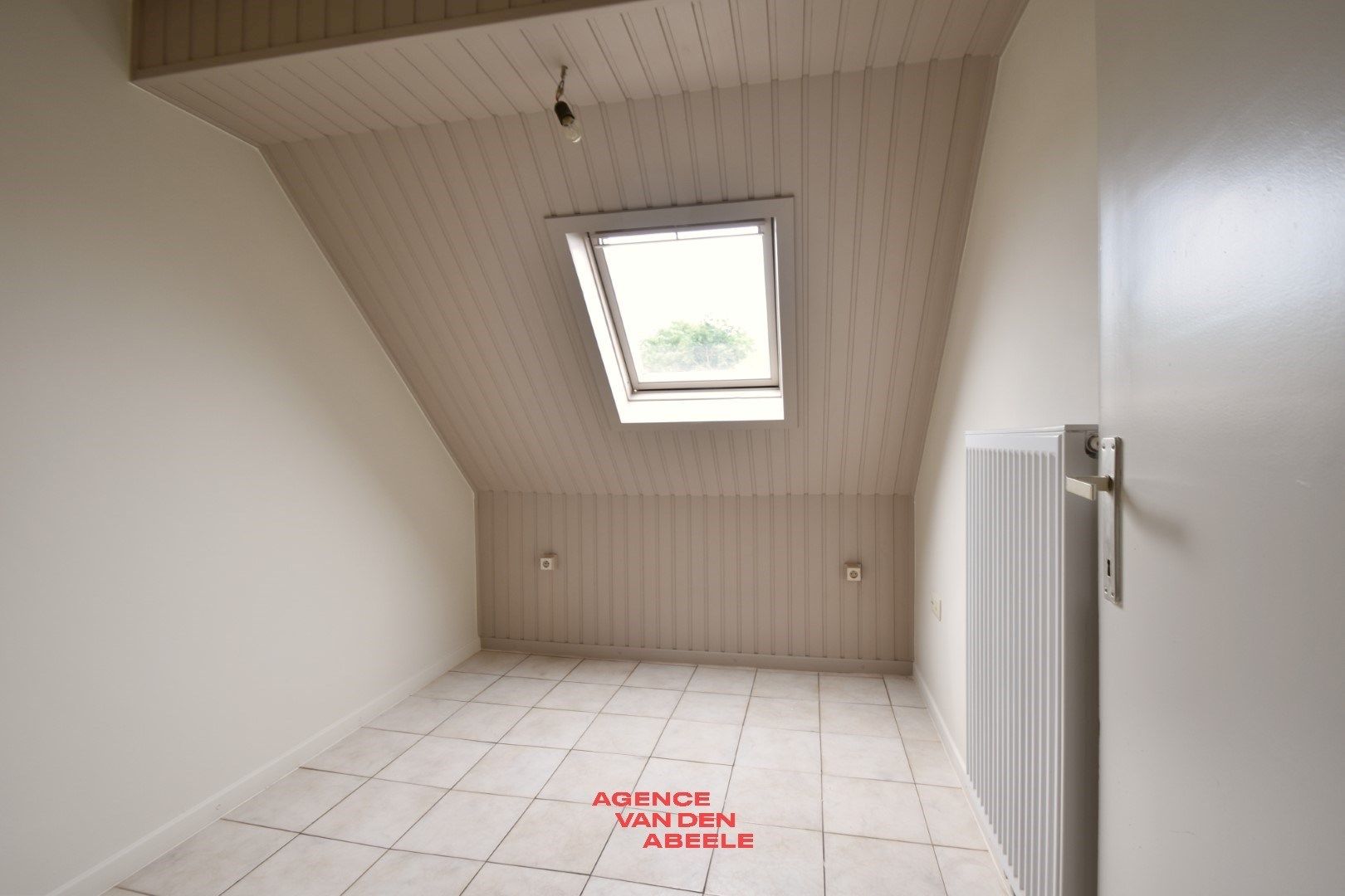 Gerenoveerde woning met garage en terras foto 11