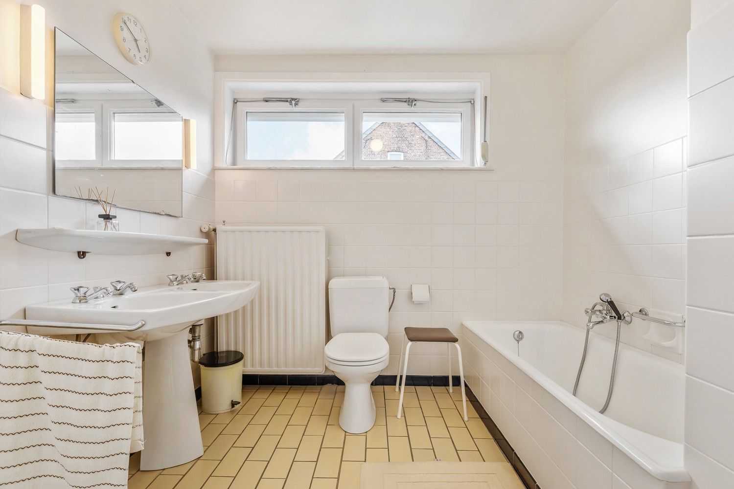 Perfect onderhouden woning met 4 Slpkrs op 1469m2 met zicht op de velden foto 23
