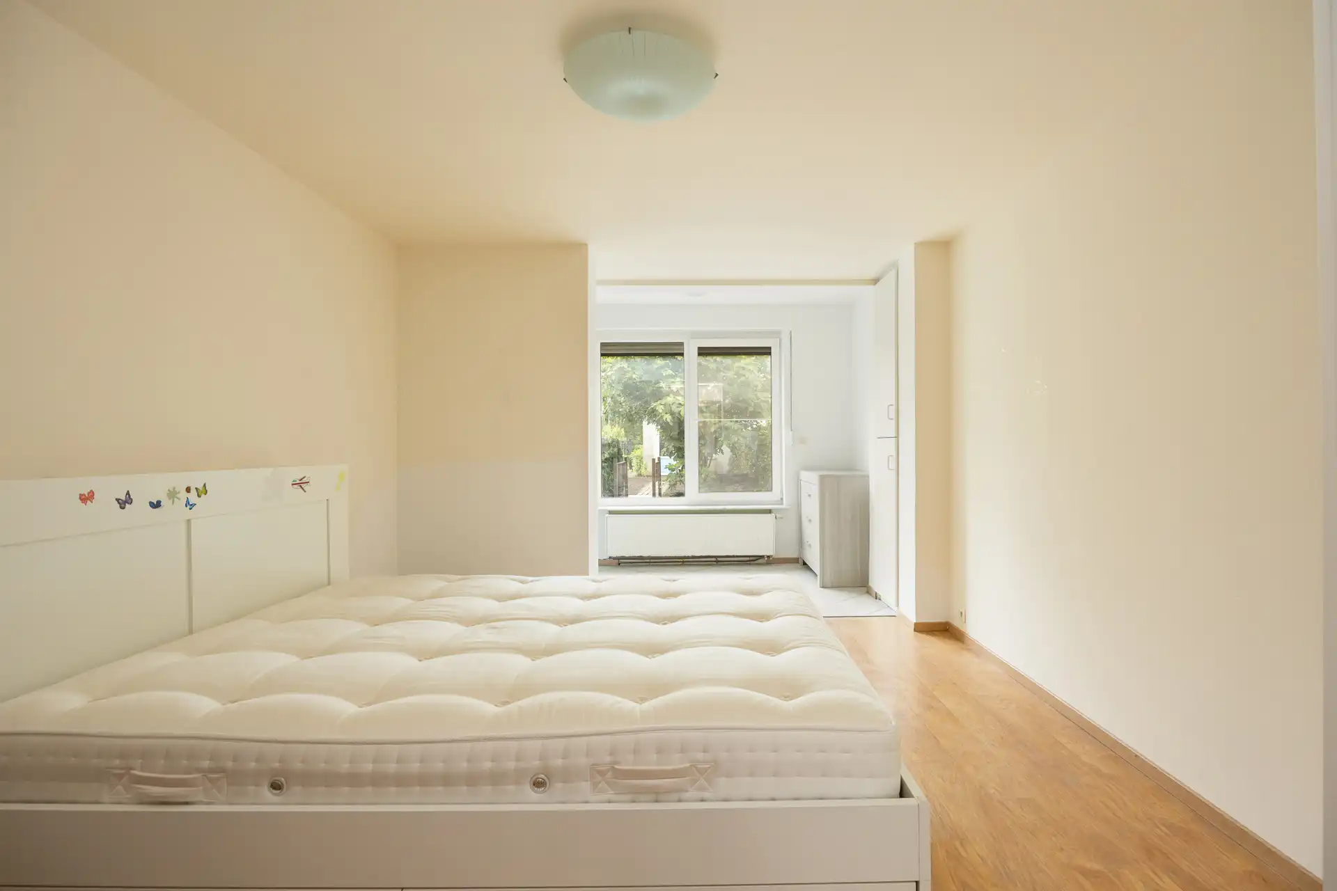 Zeer ruime woning met oprit, garage, terras en grote tuin! foto 3