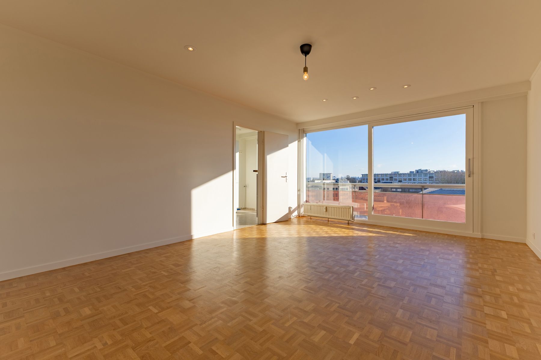 Vernieuwd appartement met 2 slaapkamers en een groot terras foto {{pictureIndex}}