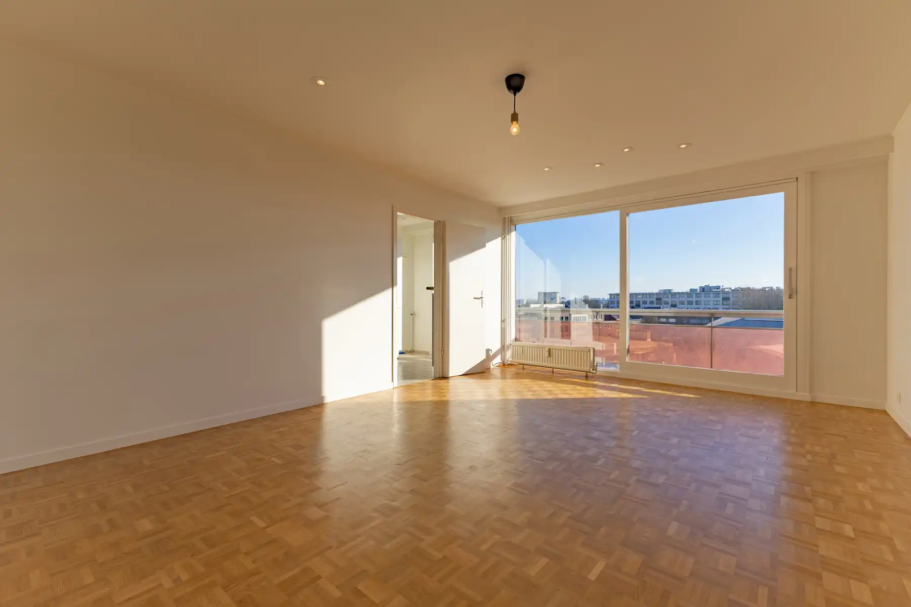 Vernieuwd appartement met 2 slaapkamers en een groot terras foto {{pictureIndex}}