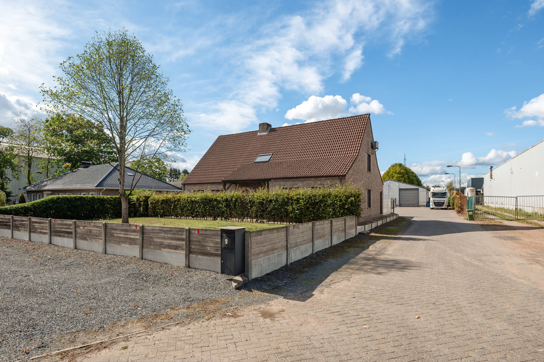 IN OPTIE. Woning met industriehal (212m2) op 2229m2 grond foto {{pictureIndex}}