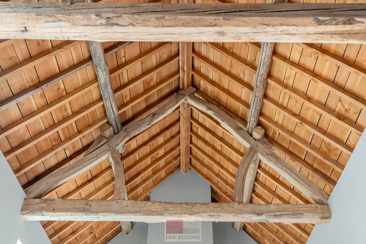 Een zeer karaktervol woonerf van maar liefst 3996 m² met bijzondere uitstraling, bestaande uit een prachtige hoofdwoning (voormalige schuur en stallen) en een charmant vakwerkhuis. foto 62