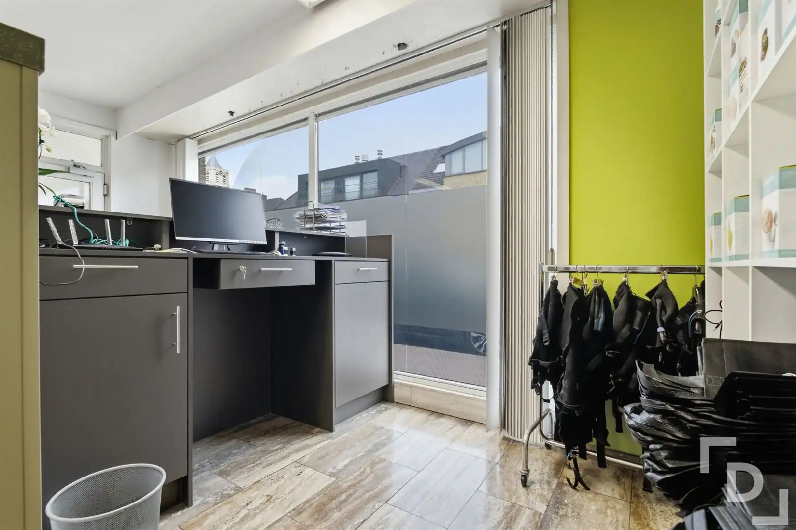 Ruim gebouw te koop met handelsruimte en appartement in Woumen. foto 17