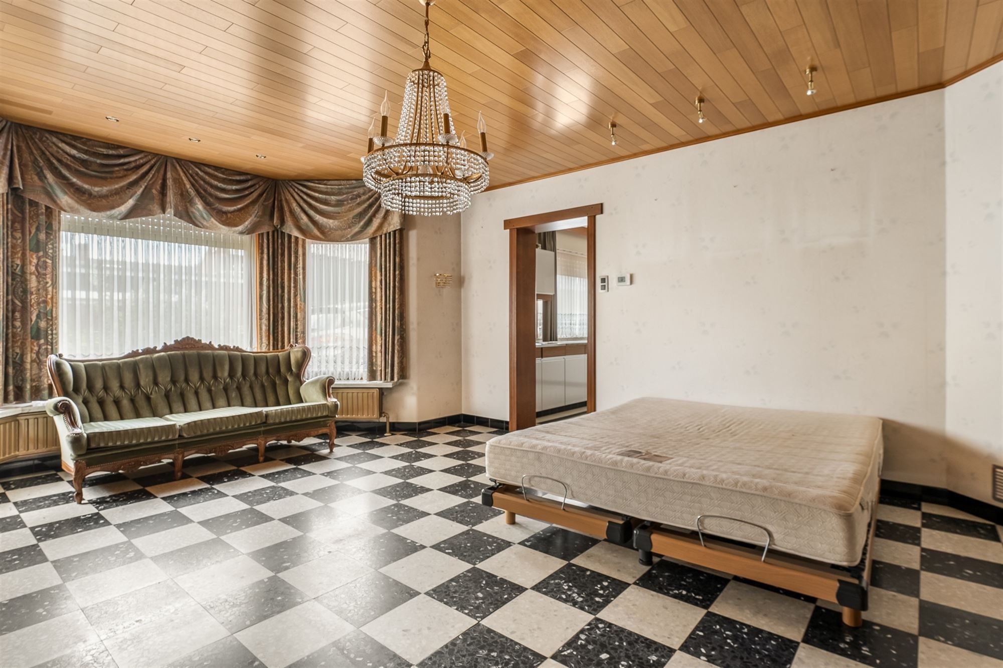 ZEER RUIME WONING (338M²) MET 5 SLAAPKAMERS OP EEN PERCEEL VAN 10ARE GELEGEN IN HET CENTRUM VAN OOSTHAM foto 8
