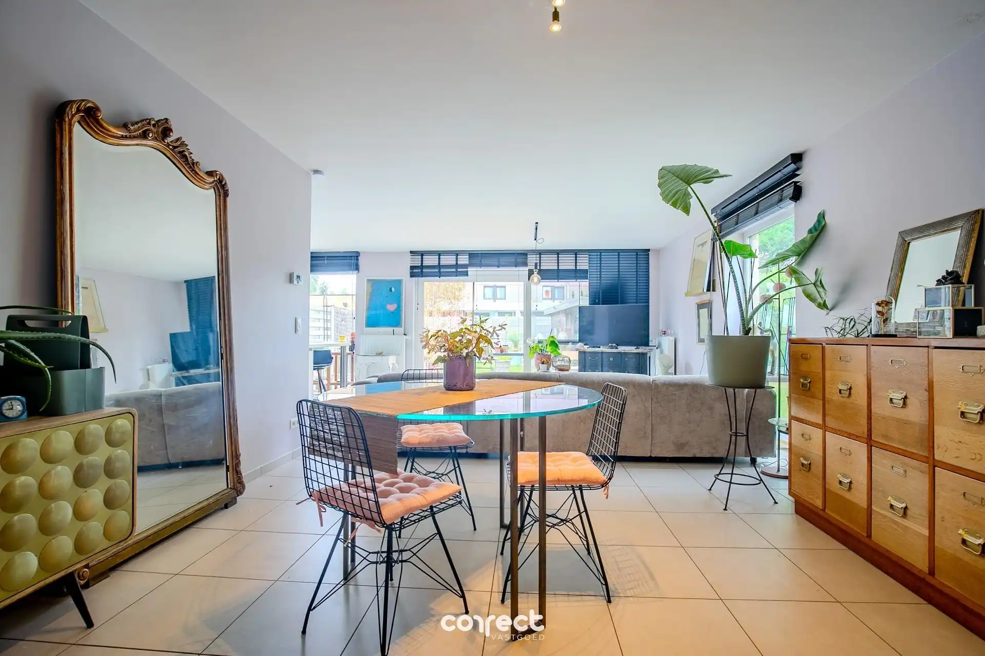 Recente woning met garage en 3 slaapkamers. foto 3