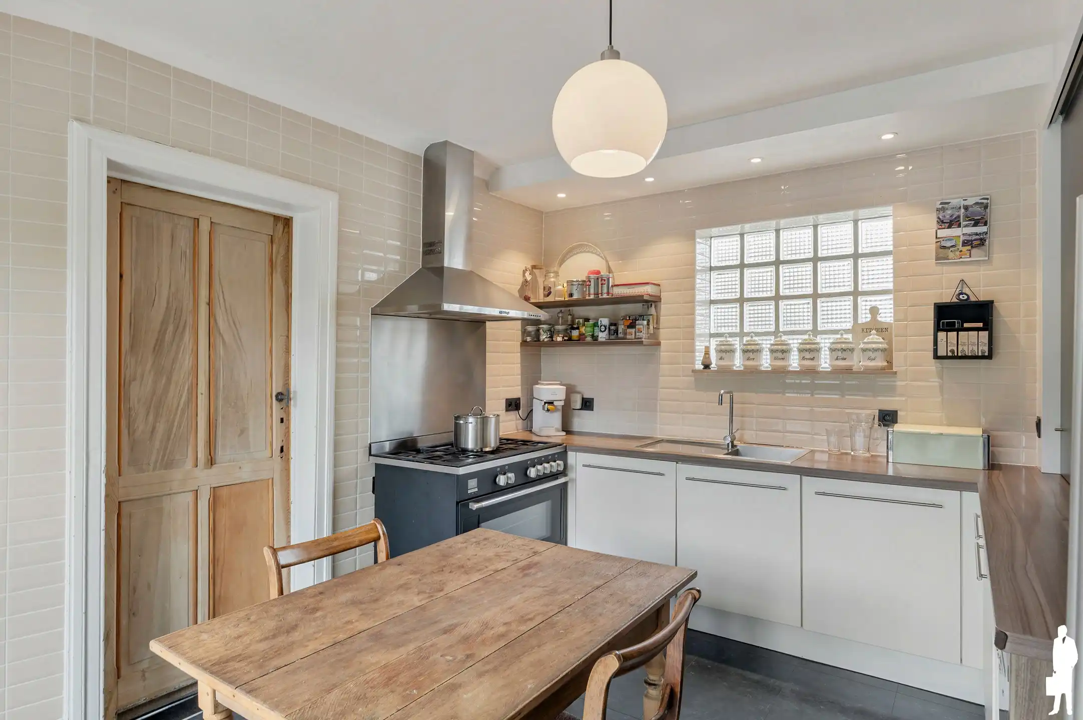Karaktervolle woning met 6 slk, zwembad + atelier  foto 17