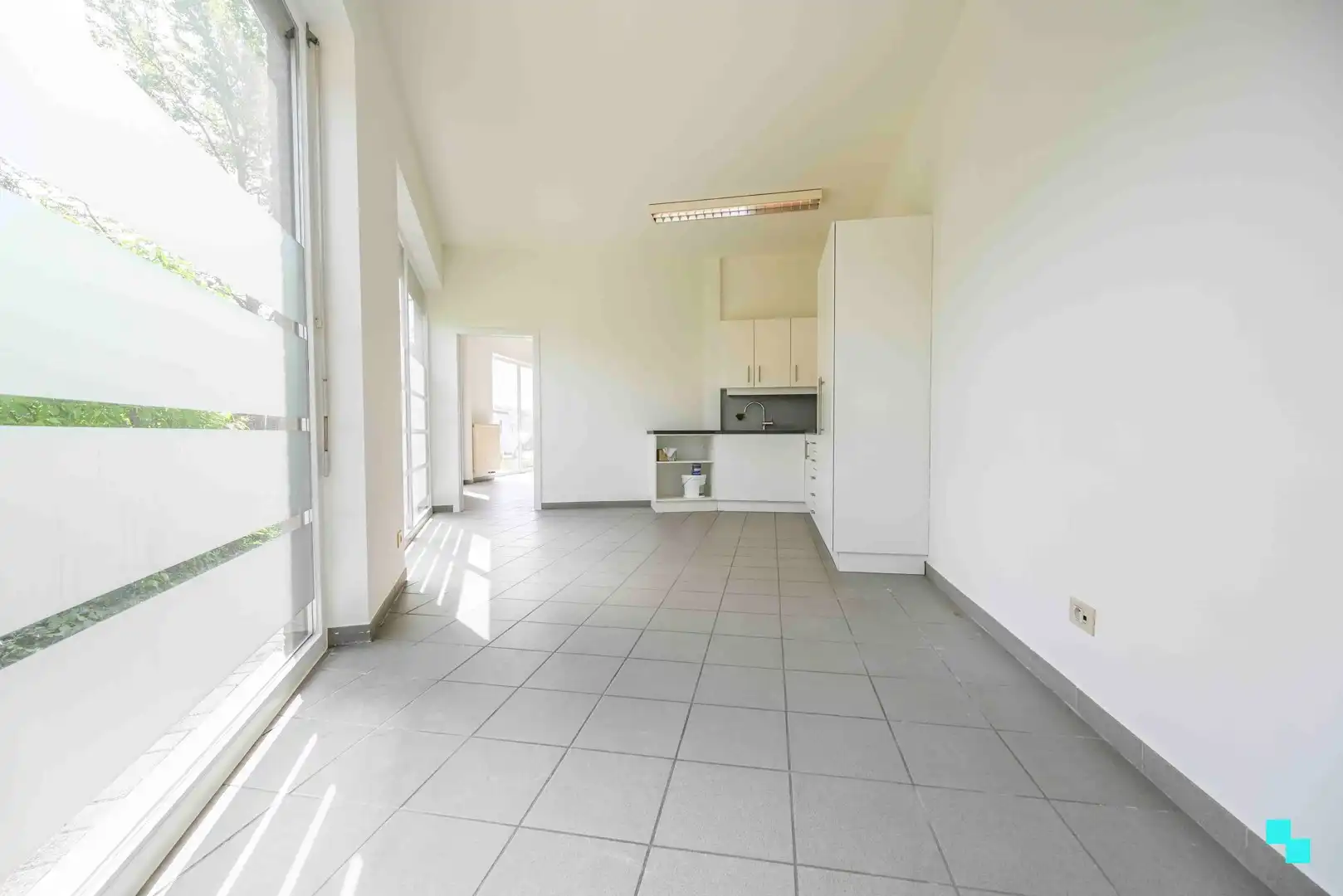 Handelsruimte op toplocatie in Oostrozebeke foto 9