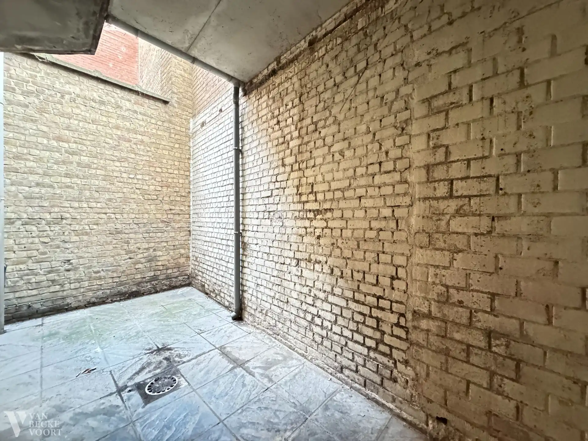 Handelsgelijkvloers 60m² aan drukke invalsweg Oostende foto 8