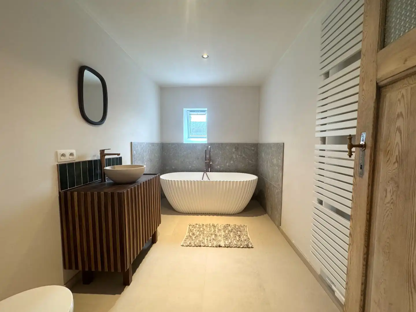 GERENOVEERDE WONING MET 4 SLPKS, 2 BADKAMERS, TUIN EN HUURGARAGE foto 22