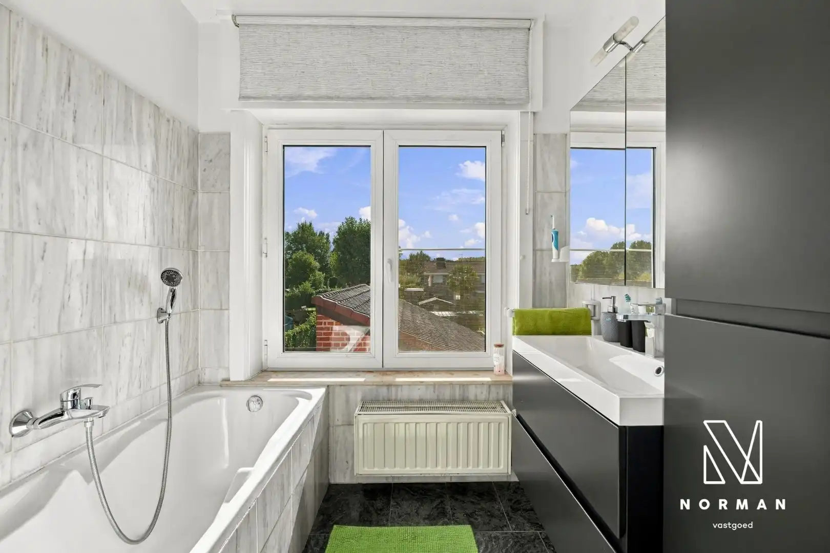Stevige woning met 5 slaapkamers en praktijkruimte met parkeerplaats op commerciële ligging foto 17