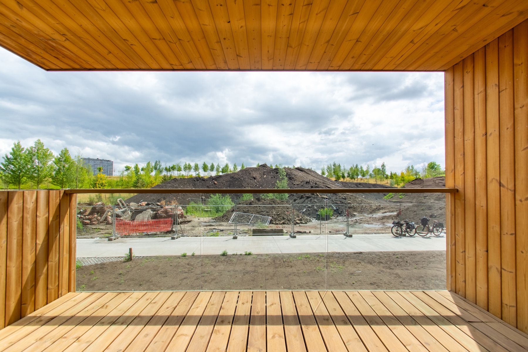 Ongemeubeld 2 slpk (of 1 bureau) app. met mooi terrras foto {{pictureIndex}}