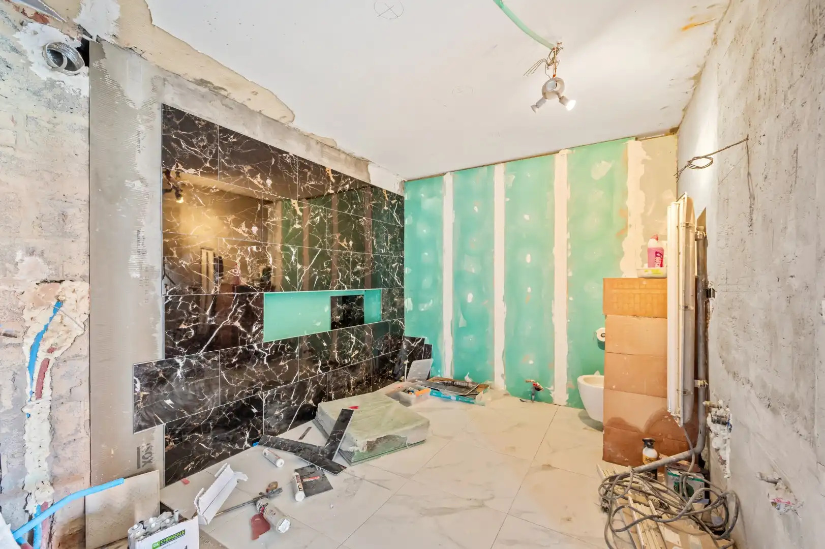 VERDER AF TE WERKEN WONING MET 5 SLPKS EN 2 BADKAMER IN EEN RUSTIGE WIJK foto 6