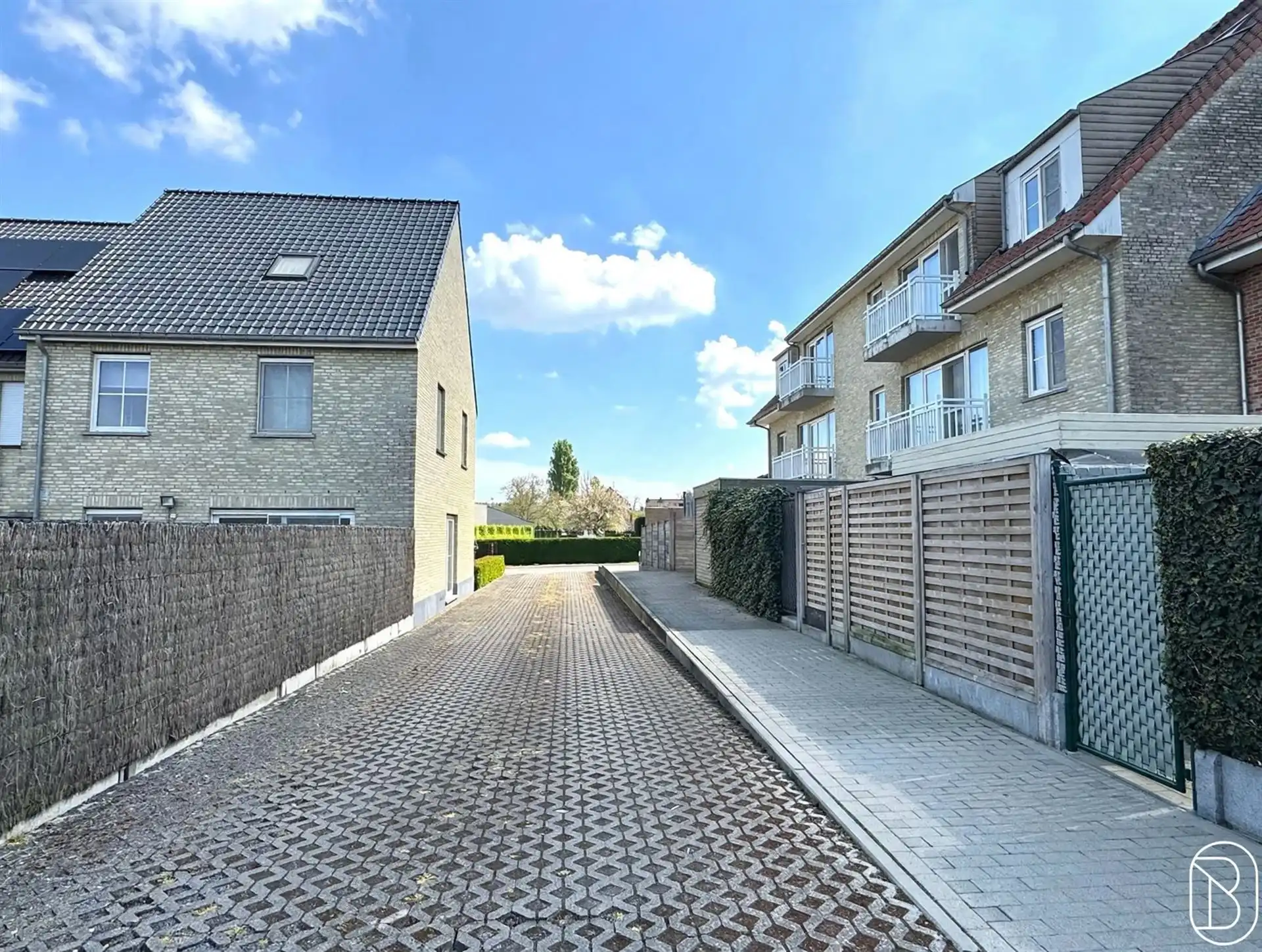 BUITENSTAANPLAATS in het CENTRUM foto 2