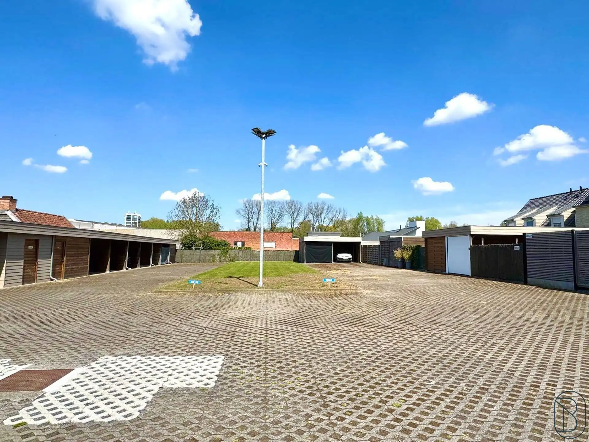 BUITENSTAANPLAATS in het CENTRUM foto 4