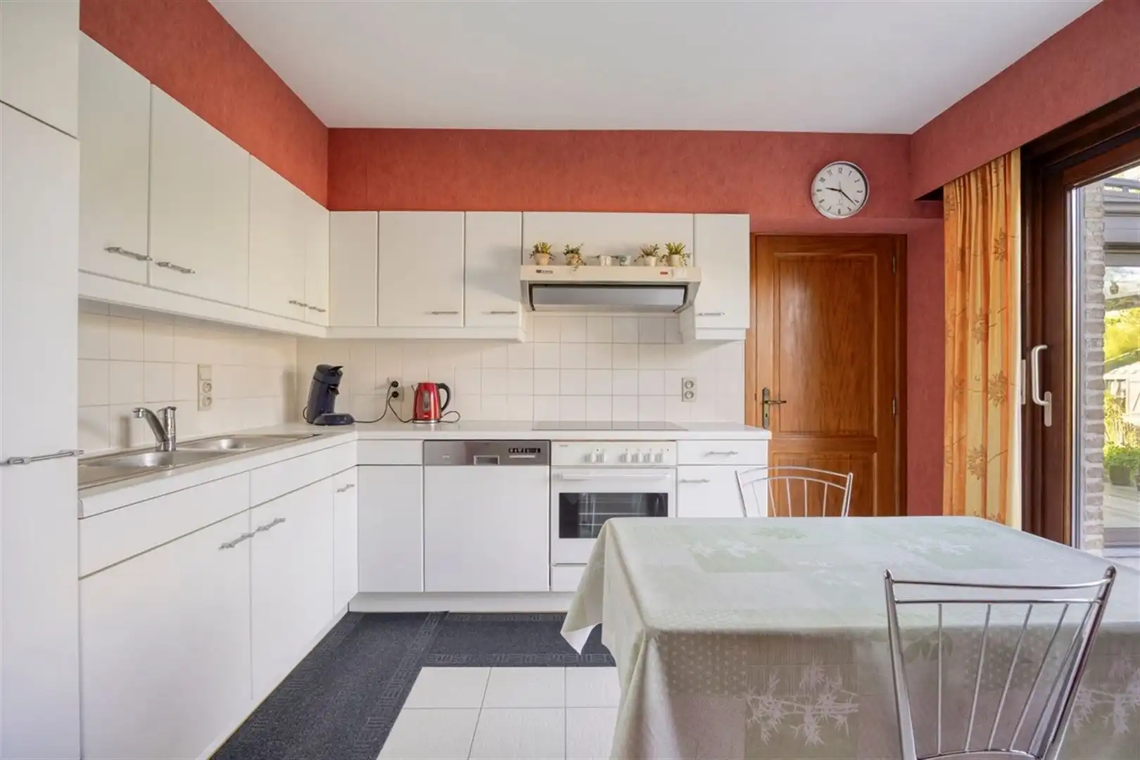 Rustig gelegen, goed onderhouden villa met 4 slaapkamers op 761 m². foto 9