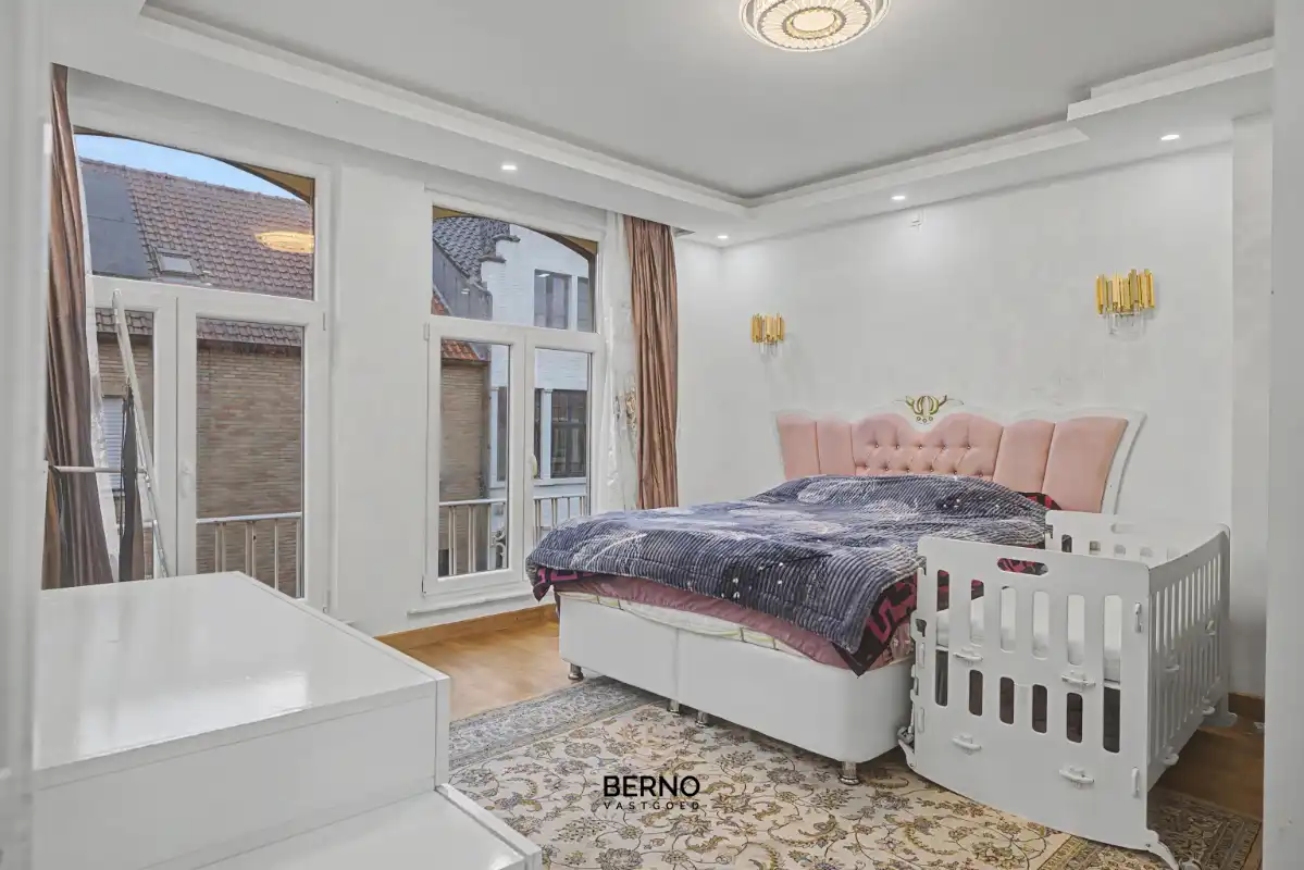 Gerenoveerde woning met 5 slaapkamers en parkeerplaats foto 9