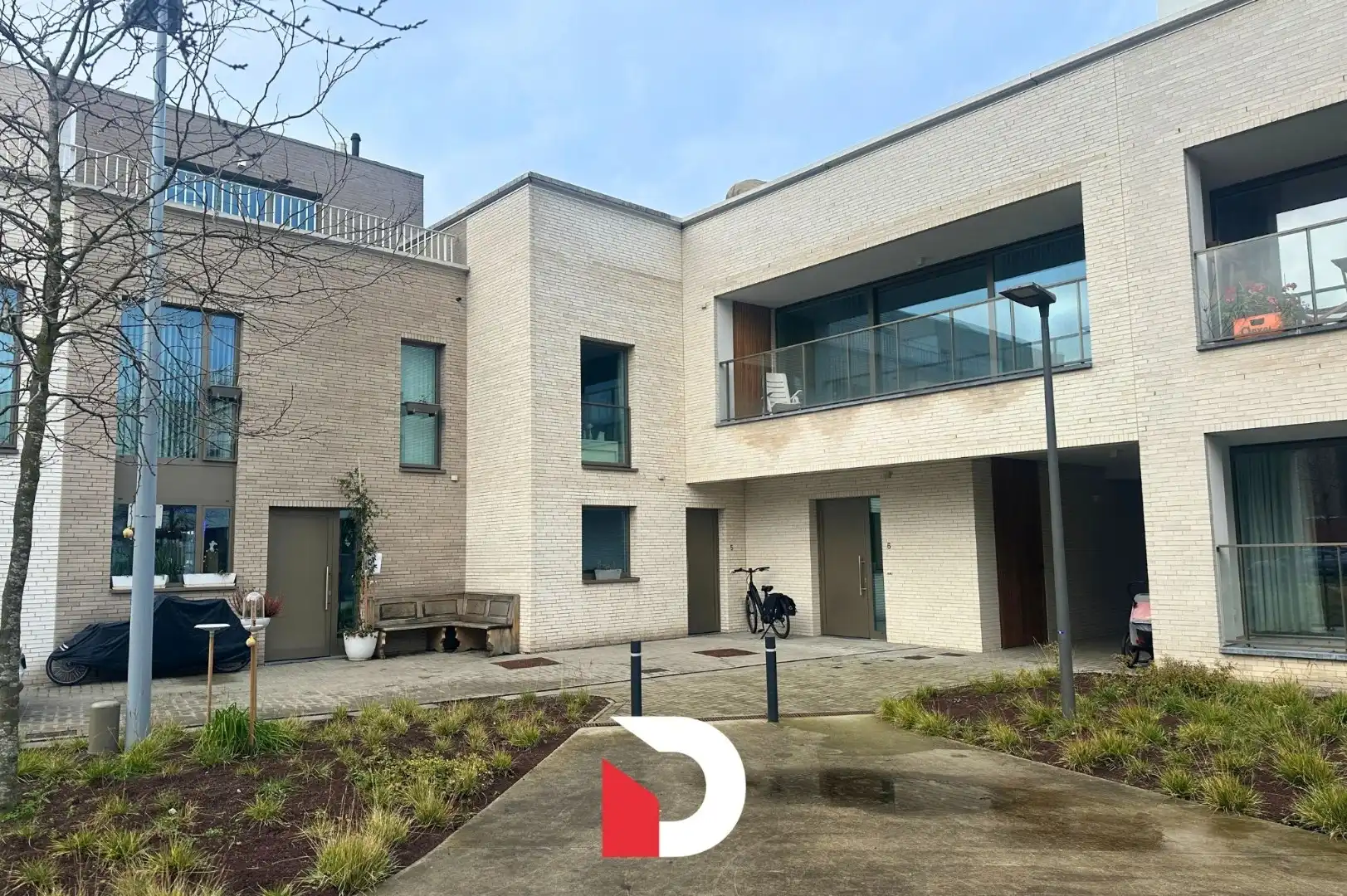 Afgewerkte recente woning (2022) met 3 slaapkamers en garage foto {{pictureIndex}}