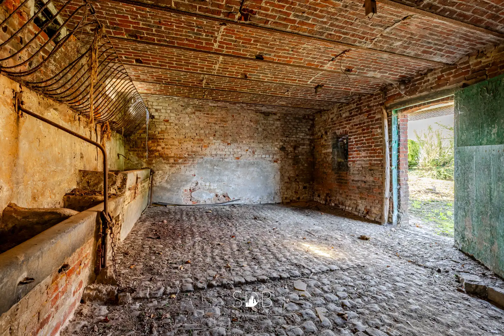 Landelijke hoeve met bijgebouwen en aanpalende graslanden op 14.677m²  foto 15