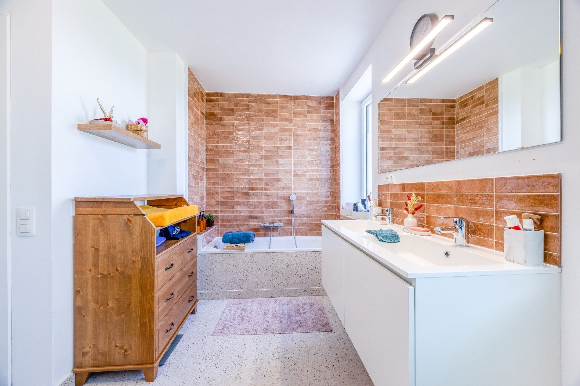 PRACHTIG VERNIEUWDE WONING MET AUTOSTAANPLAATS foto 9