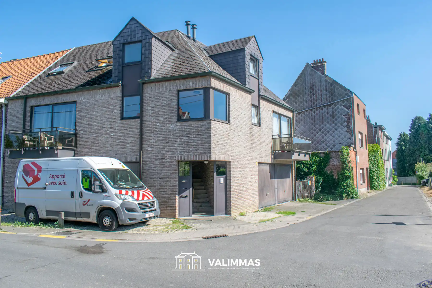 Hoofdfoto van de publicatie: Welgelegen opbrengsteigendom met 3 appartementen & garage...