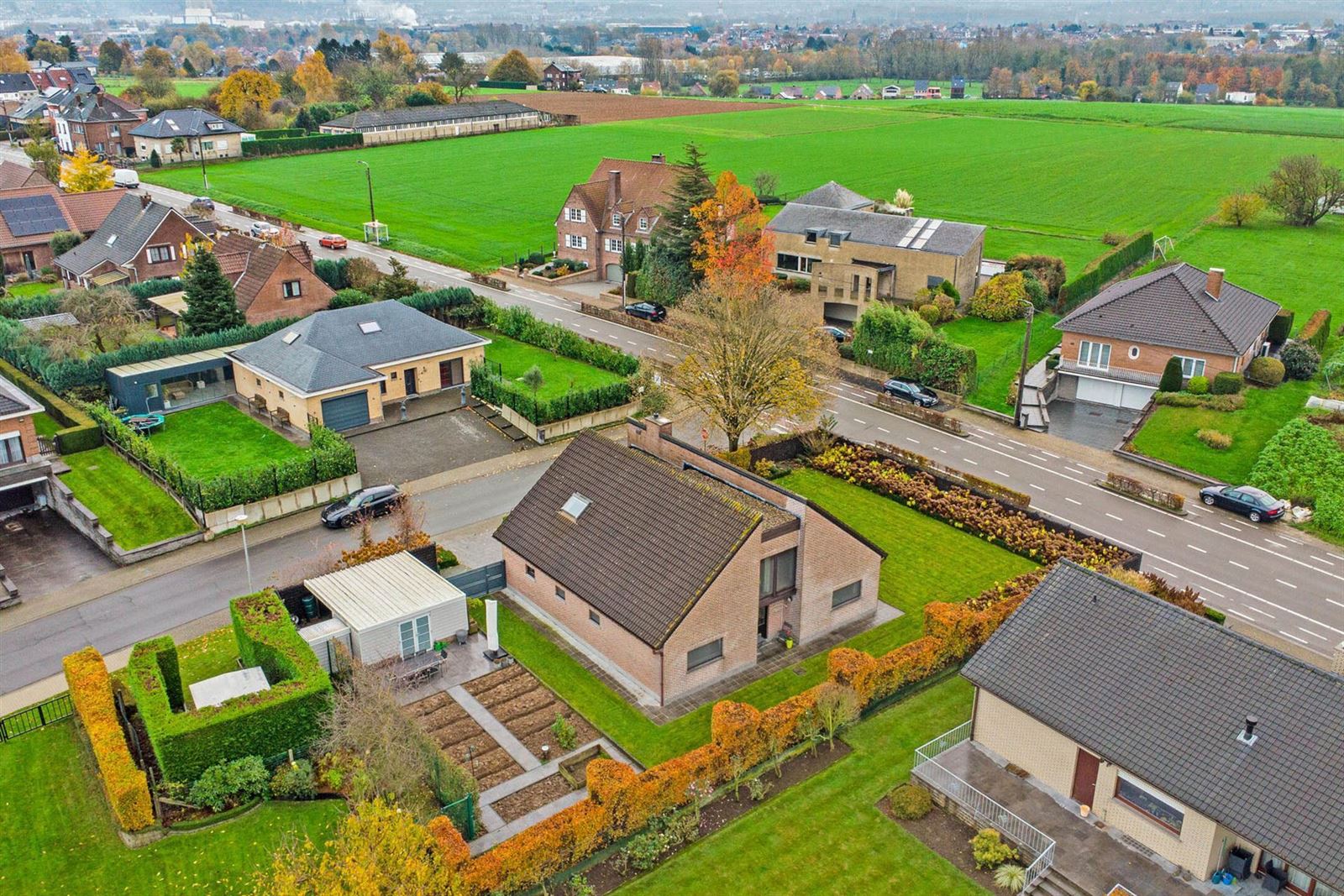 Zeer ruime (334m²) en energiezuinige villa met 4 slaapkamers, tuin en garage foto 2